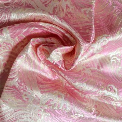 Những con sóng lớn cuốn trôi cát